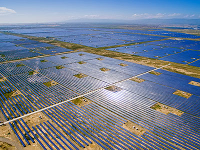 Centrale photovoltaïque de 30MW de Gonghe dans le désert à Qinghai